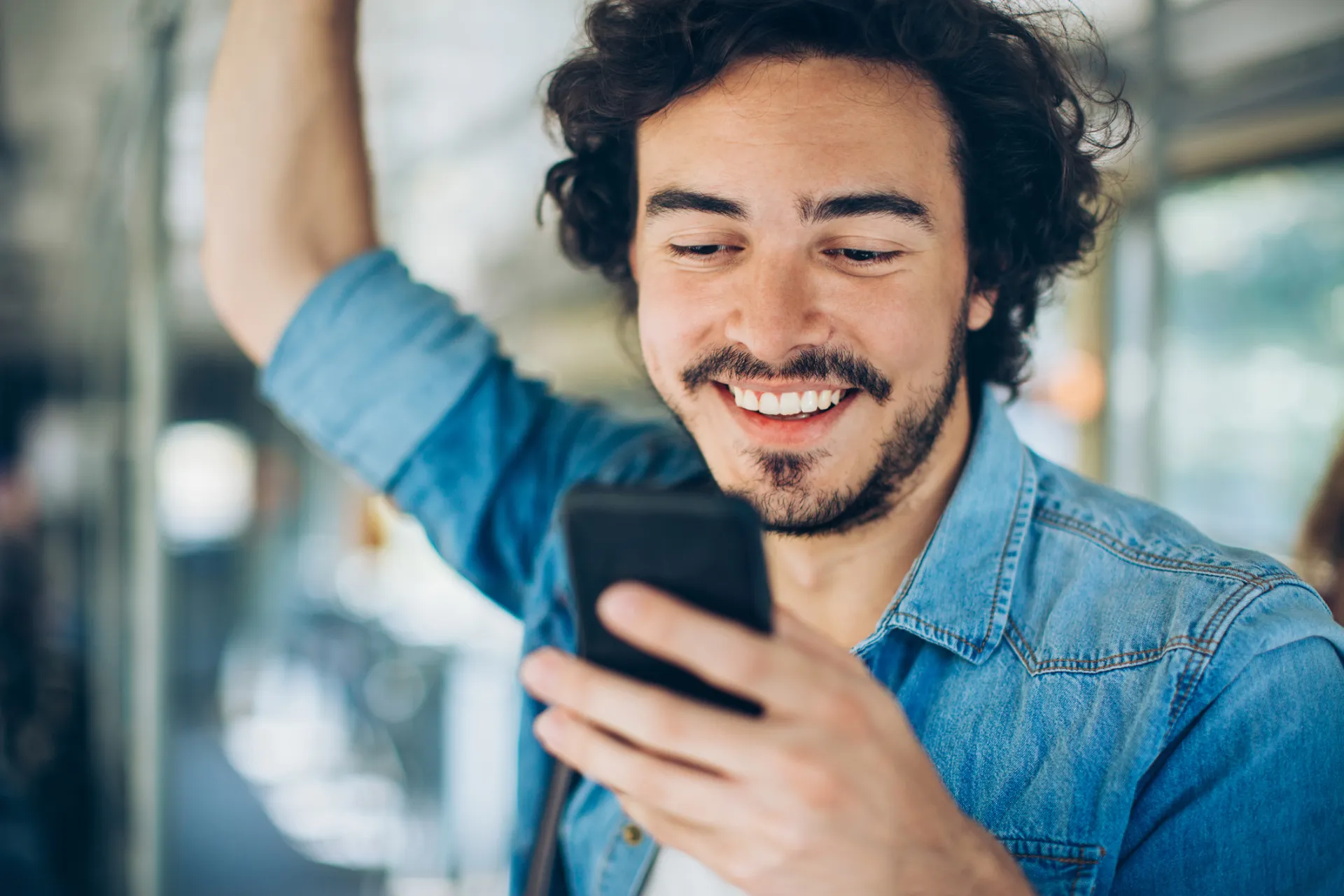 Foreign employee using the digital Carte Vitale app on their smartphone