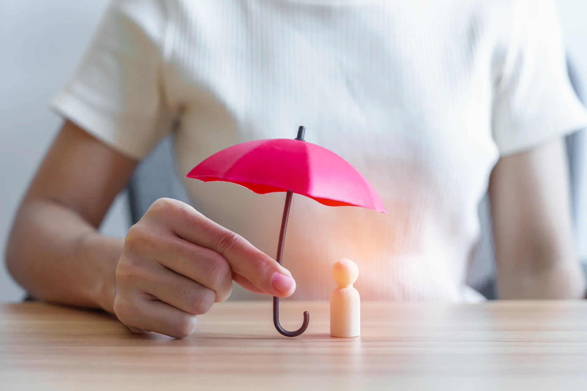 Foreign worker covered under an umbrella, symbolising social protection coverage in France