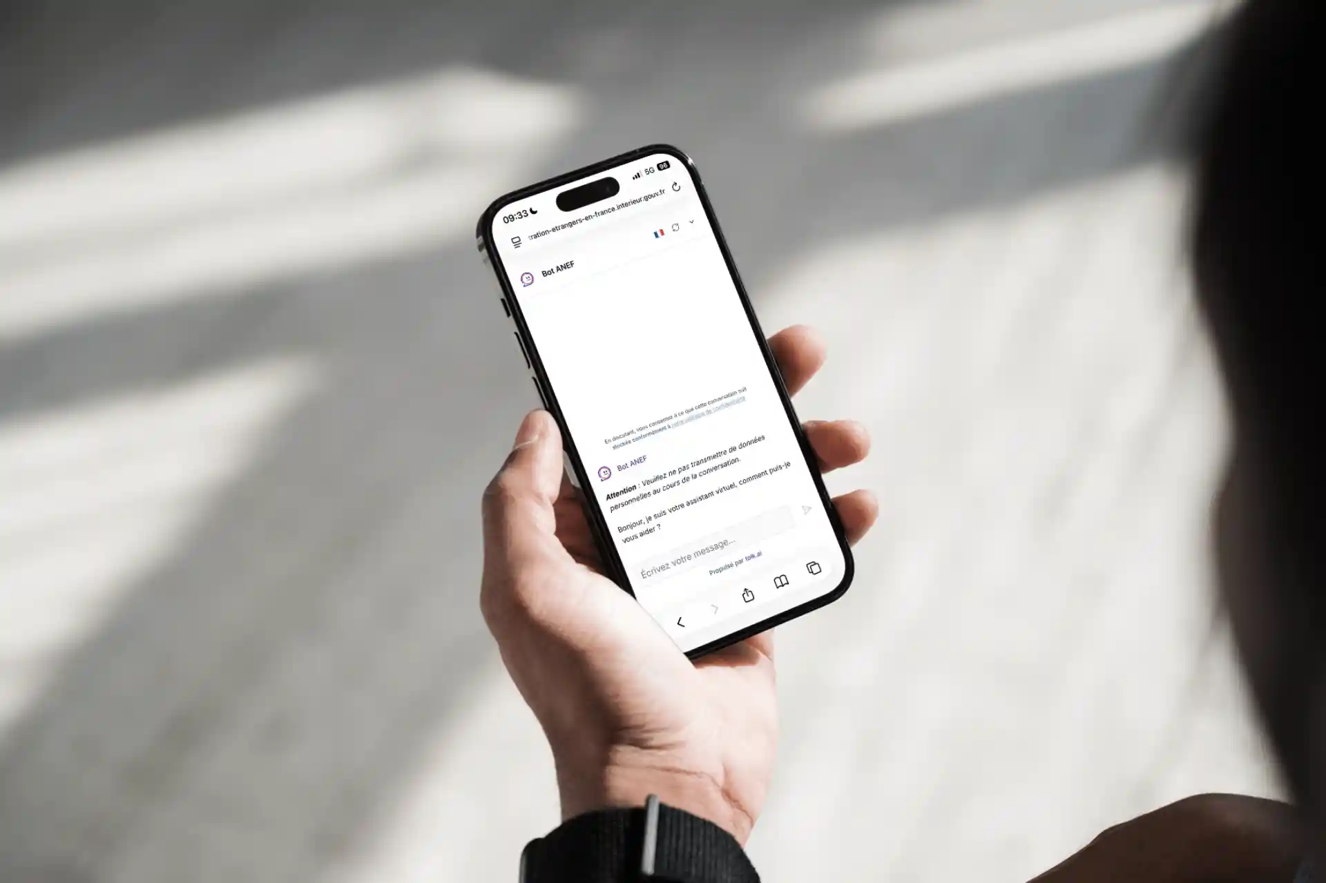 Chatbot ANEF 2026 sur smartphone : nouvel outil d'orientation pour les démarches de titre de séjour en ligne
