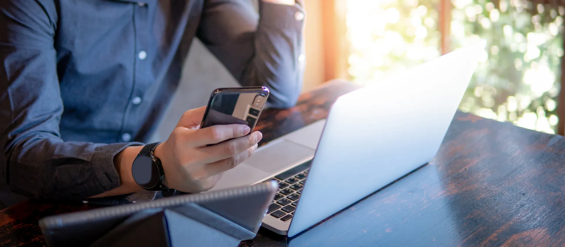 Responsable RH calculant les coûts d'un visa Global Business Mobility pour un salarié au Royaume-Uni