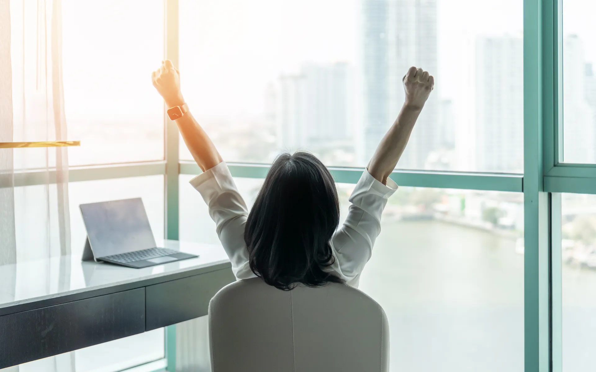 Salariée étrangère naturalisée française heureuse de son intégration professionnelle en entreprise
