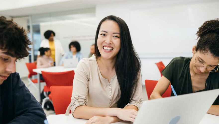 Étudiants étrangers : seuil de ressources relevé à 877,5 €/mois