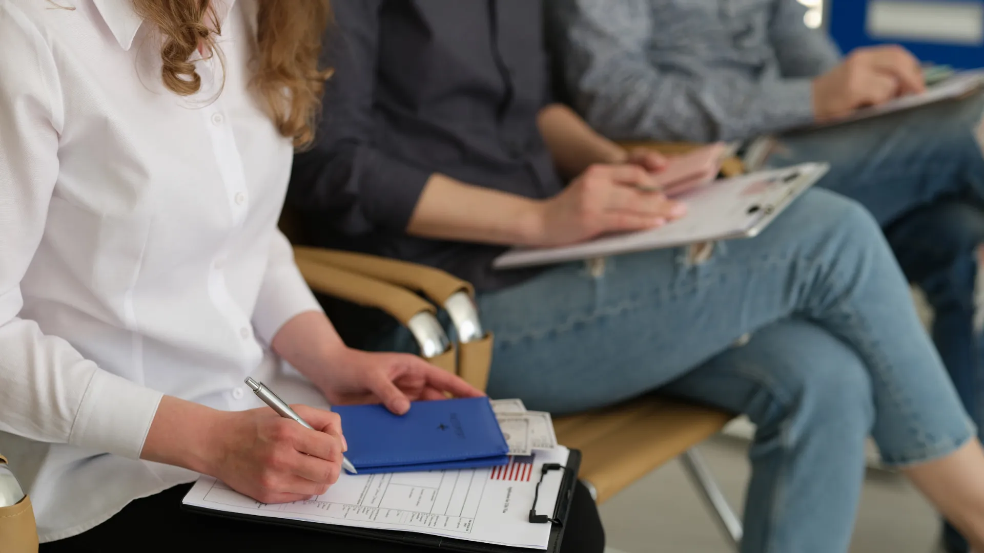 Foreign employee filing her renewal for a "Private and Family Life" Residence Permit