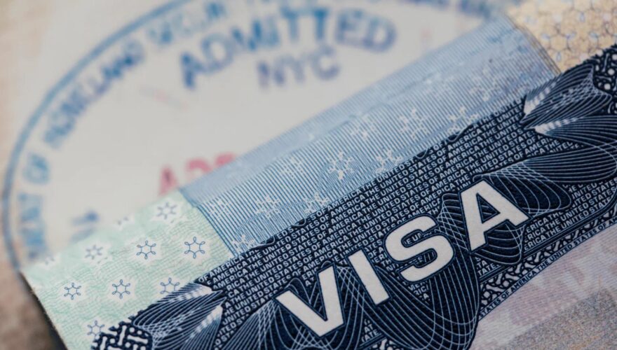Visa travail USA : lequel choisir pour votre entreprise ? (E, L, H-1B, J-1, O-1)